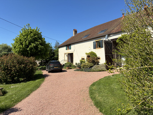 Schön renoviertes Bauernhaus in Burgund Ref # cvh5588 
