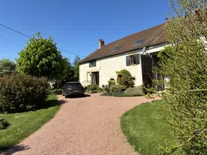Schön renoviertes Bauernhaus in Burgund Ref # cvh5588 