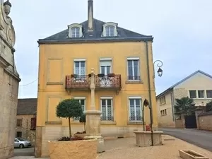 Großes Haus im Zentrum eines Weindorfes Ref # CR5601BS 
