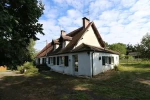 Zwei Häuser mit Nebengebäuden in einem großen Landschaftsgarten Ref # CR5615BS 
