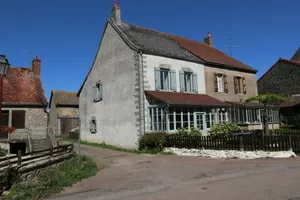 Charmantes, vollständig renoviertes Reihenhaus Ref # CR5619BS 