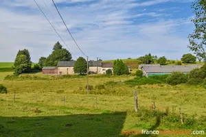 Bauernhaus in Correze, zukünftiger Gîte und über 10 Hektar Land Ref # Li873 