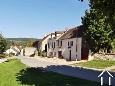 rue calme devant la maison