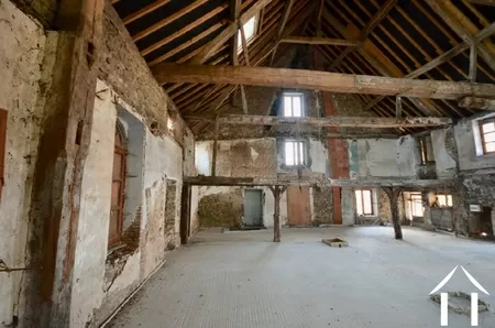 Der Fußboden ist verdichtet, die Elektrik und der Abfluss müssen noch angeschlossen werden.