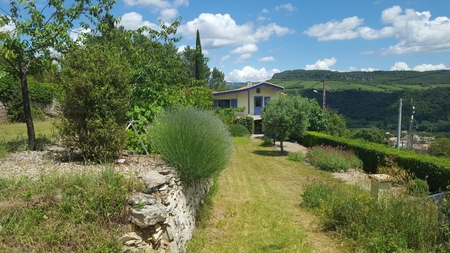 Set in a beautiful and idyllic Mediterranean hilly landscape, within walking distance of a small town with a railway station and amenities, this mazet, with a floor area of approximately 37 m², stands on a plot (1,397 m²) that seems to blend seaml... Ref # EG11-2549 