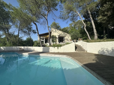 Detached villa in a quiet, residential and privileged setting within walking distance of the center of the beloved and “green” village of St. Ref # EG2494 