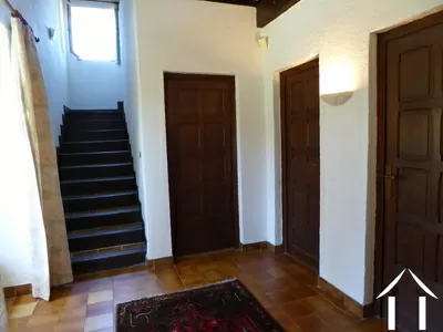 geräumige Halle mit Steintreppe