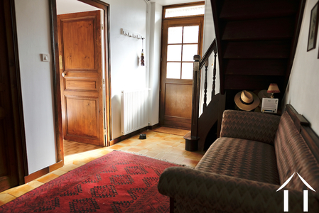 Eingangshalle, l. Badezimmer, r. Treppe zum Obergeschoss