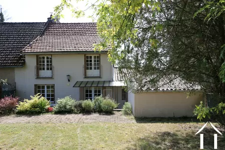 Haus vom umzäunten Garten aus gesehen