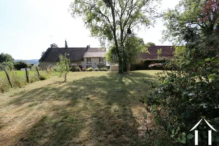 Haus von der Rückseite des ummauerten Gartens aus gesehen