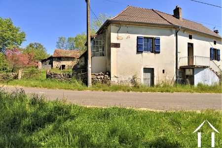 Haus zum Renovieren mit Nebengebäuden, Joncy Ref # JP5536S 
