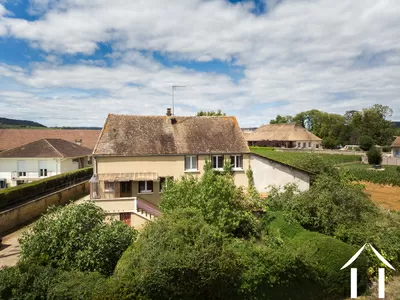 Maison en pierres avec jardin