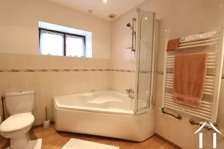 Salle de bain avec WC