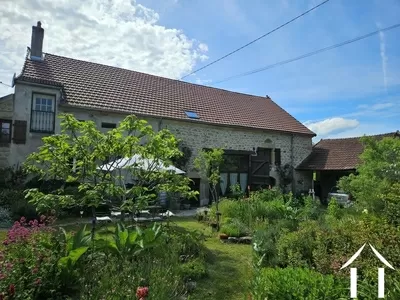 Front garden to house facade