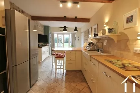 Küche mit Blick in den Garten