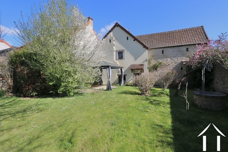 Haus mit eingezogenem Garten, der auf die Weinberge schaut.