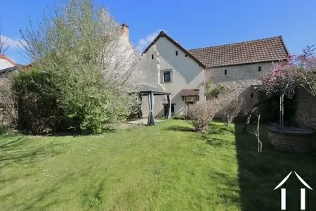Haus mit eingezogenem Garten, der auf die Weinberge schaut.