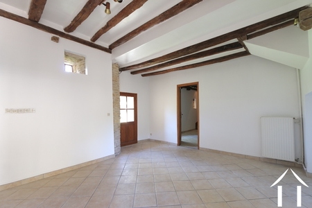 Erdgeschosszimmer mit Zugang sowohl zum Garten als auch zum Innenhof (früher die Sommerküche)