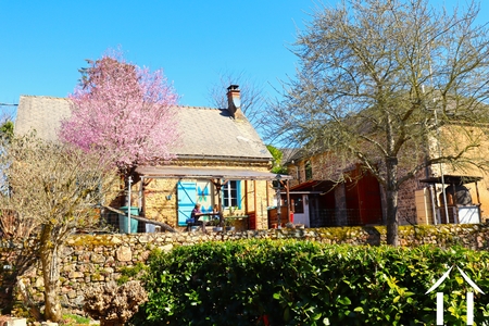 Steinernes Wohnhaus mit Scheune und Mini-Camping in wunderschönem Tal im Morvan Ref # CVH5580L 