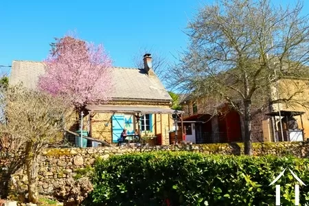 Steinernes Wohnhaus mit Scheune und Mini-Camping in wunderschönem Tal im Morvan Ref # CVH5580L