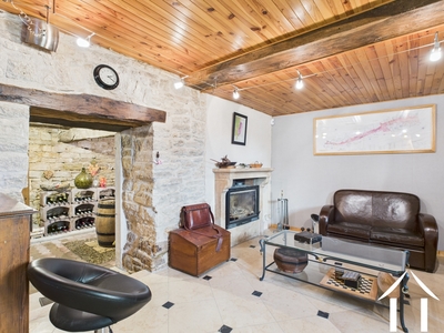 Keller-Lounge mit Blick auf den Weinkeller