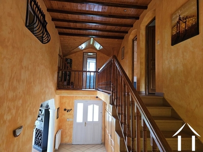 Treppe zur Galerie und zu den Zimmern im Obergeschoss