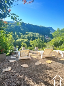 Blick vom Garten auf die Hügel