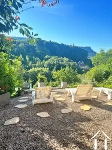 Blick vom Garten auf die Hügel