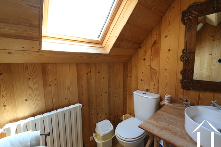 Haus 2: Toilette und Waschtisch