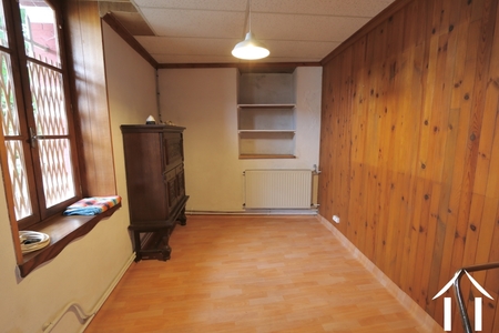 Büro auf der Straßenniveau im Keller