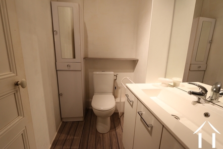 Obenliegendes WC und Waschbecken