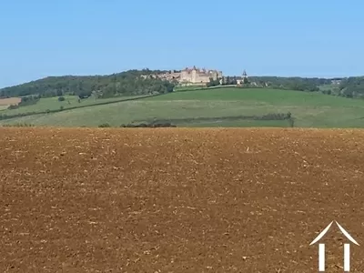 Blick vom Garten auf das mittelalterliche Dorf Château von Châteauneuf en Auxois