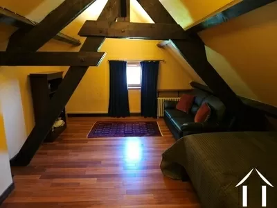 Schlafzimmer mit freiliegenden Balken