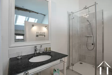 Schlafzimmer 1 mit eigenem Duschbad und Toilette