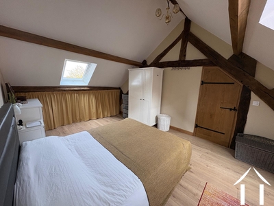 Hauptschlafzimmer mit sichtbaren Balken