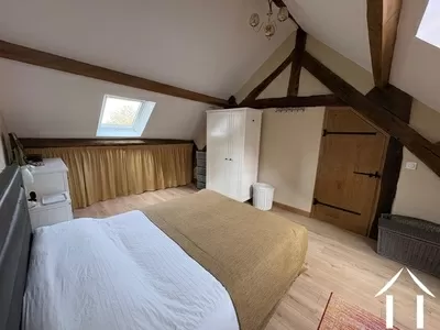 Hauptschlafzimmer mit sichtbaren Balken