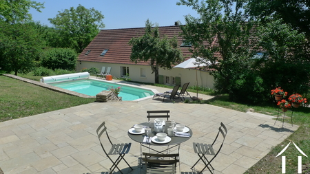 Großer Garten mit Pool
