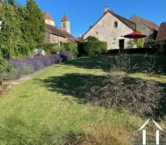 Sommerfarbe mit Blick zur Kirche