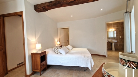 Schlafzimmer mit angrenzendem Bad und begehbarem Kleiderschrank