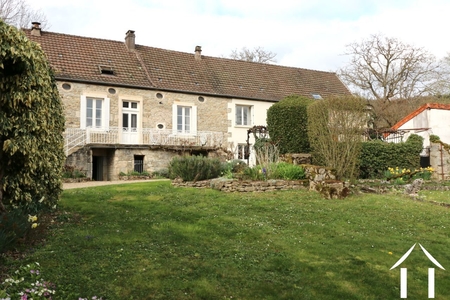 Vorgarten mit Familienhaus