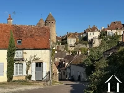 Charmantes Ferienhaus mit Blick auf eine mittelalterliche Stadt Ref # RT5662P 
