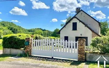 Charakterhaus mit 3 Schlafzimmern, 15 km von Autun entfernt. Ref # PM5673D 