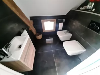 Master-Suite-Toilette, Bidet und Waschbecken