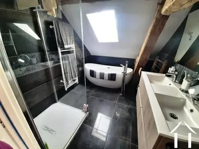 Badezimmer mit Badewanne, Dusche und Doppelwaschbecken