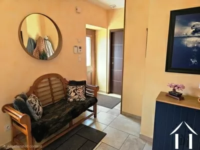 Flur, der zum Wohnzimmer und Schlafzimmer führt