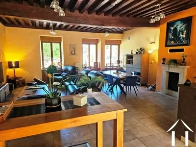 Geräumiges Wohnzimmer