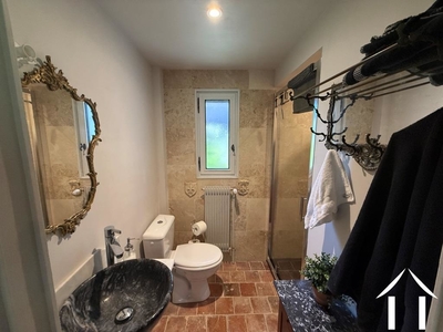 Erdgeschoss-Duschraum und Toilette