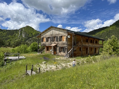 Chalet mit 7 Schlafzimmern auf 7000m2 Grundstück.