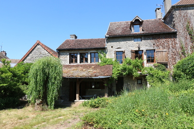 Steinernes Haus mit Charakter in ruhigem Dorf