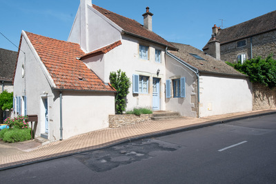 Renoviertes Steinhaus mit Gästehaus im Zentrum von Meursault